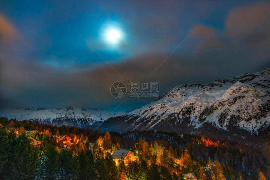 全景滑雪圣诞节阿尔卑斯山村夜间图片