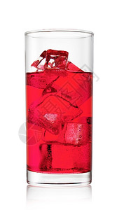 白色的立方体果汁杯红色饮料与冰隔离在白色背景图片