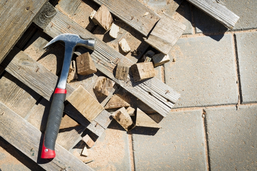 建筑工地的木材外切锯和工具行业锤子图片