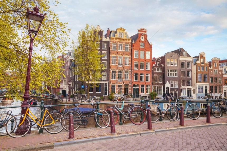自行车停在荷兰阿姆斯特丹的一座桥上架子荷兰语首都图片
