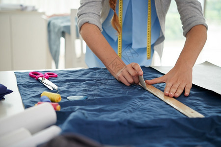 创造力衣服剪裁缝纫前用之手在织物上绘画图片