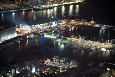 景观著名的夜间城市港口空中巡视旅行图片