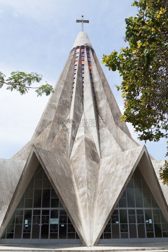 天主教桑圣安东尼奥德马普托教堂有一座非常独特的恒星形状建筑类似于一个橙色挤压机哪一个图片