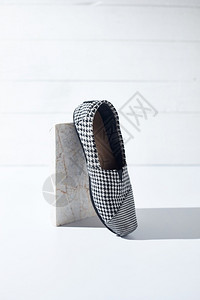 现代的白色背景鞋形圆柱配饰帆布鞋图片