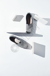 白色背景的鞋形圆柱棉布时髦的优雅图片