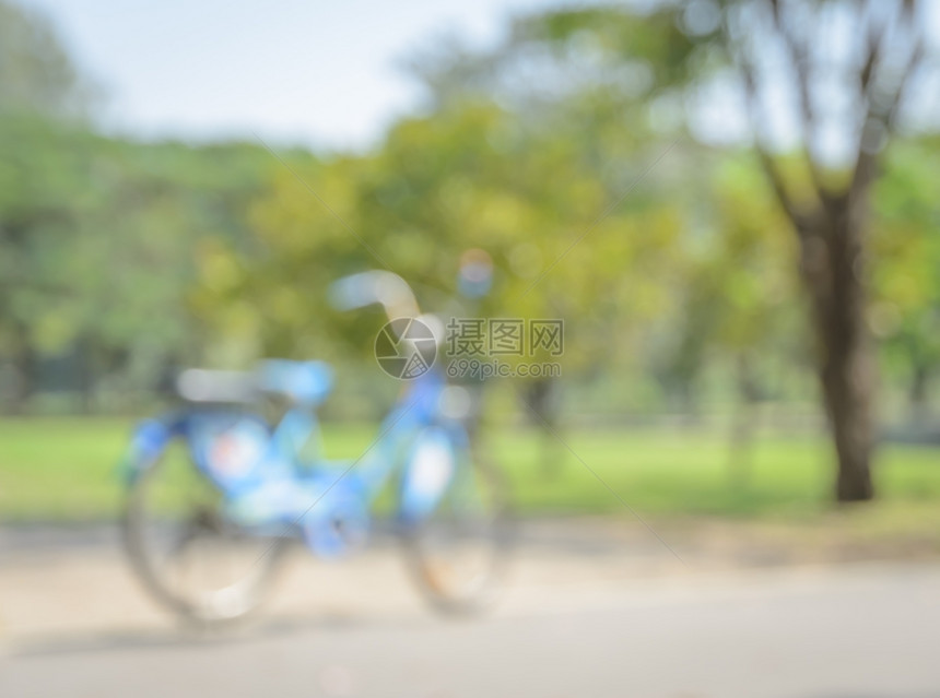 绿色公园的蓝自行车背景模糊闲暇散焦活动图片