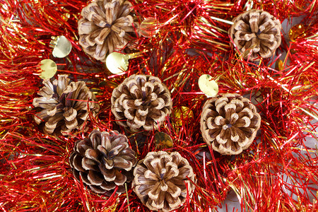 假期松果在红锡罐上作为圣诞节的装饰品闪光传统背景图片