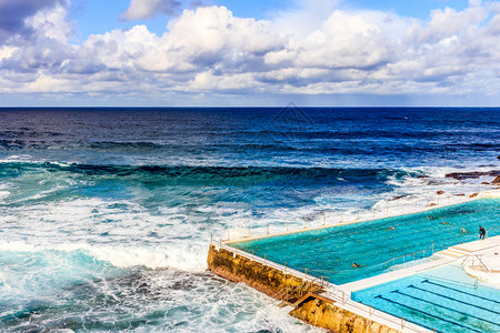 海洋游泳波浪邦迪浴场俯瞰大海邦迪滩新南威尔士州澳大利亚图片