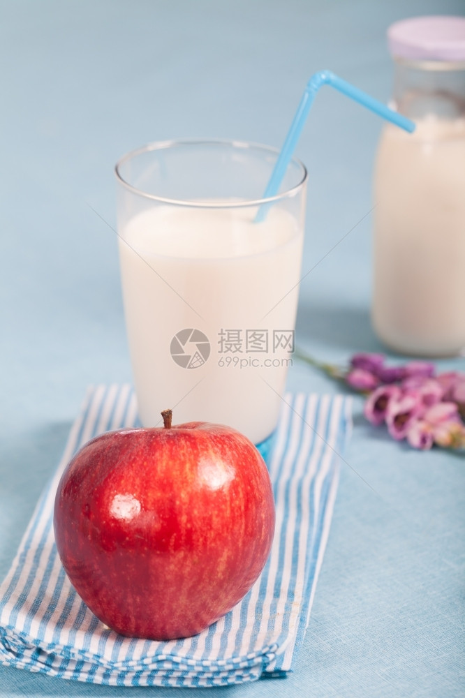 健康营养鲜奶和红苹果图片