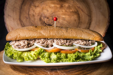 潜艇三明治一种含洋葱番茄和木本底生菜的金鱼袋式加洋葱番茄和生菜图片