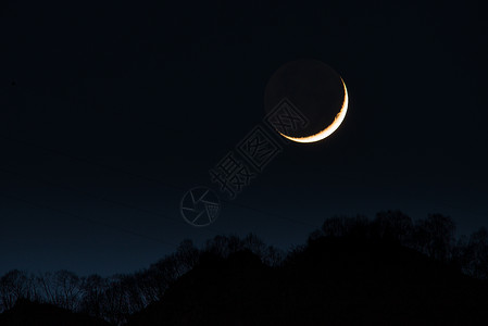 旅行太阴夜晚木柴中的初月亮图片