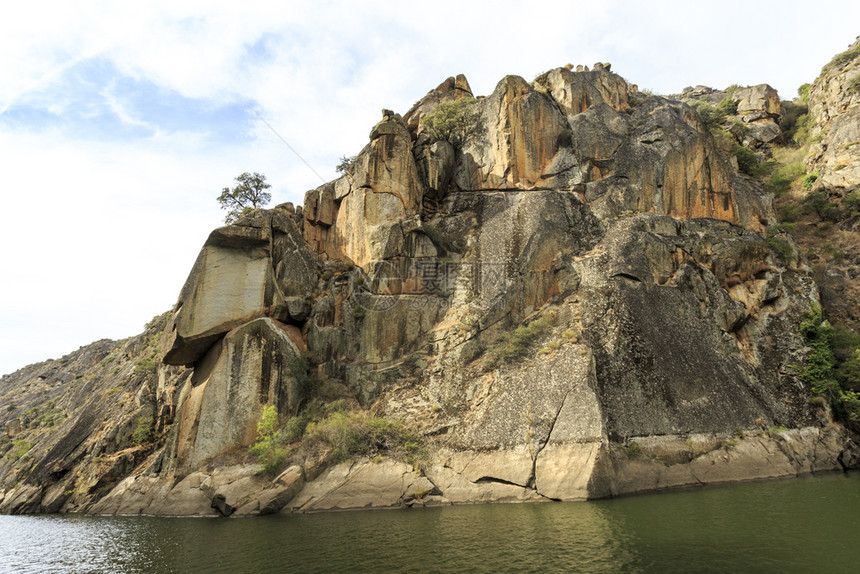 岩石花岗沿着西班牙和葡萄边界的杜罗国际自然公园包括类似的地质和气候条件在葡萄牙米兰达杜乌罗MirandadoDouro图片
