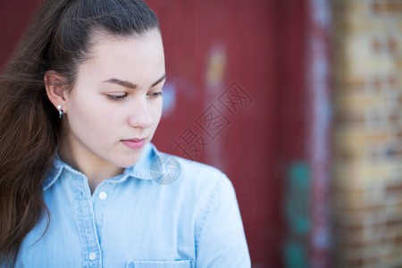 人们严肃的重少女长袍和肩甲肖像思维图片