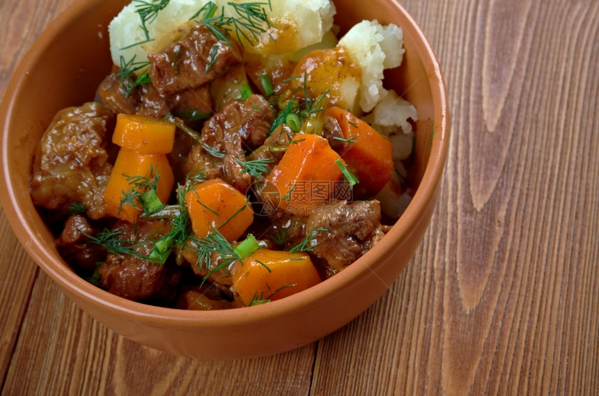 美味的煨瑞典Kalops传统炖牛肉慢食蔬菜红色的图片