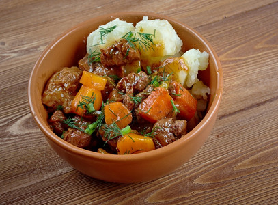 美味的五香慢瑞典Kalops传统炖牛肉慢食蔬菜图片