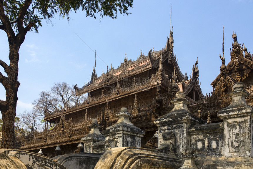 缅甸曼德勒附近阿马拉普的19世纪ShweNandew修道院木制建筑寺庙19日地标图片
