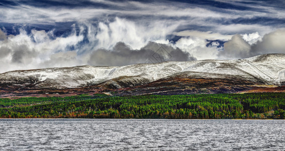 凯恩戈姆山山间的白云和湖泊背景