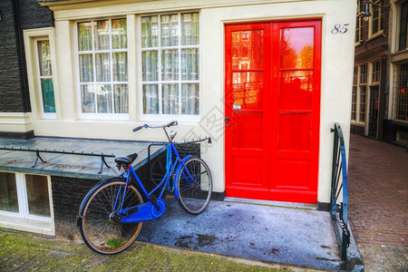 运输架子自行车停在荷兰阿姆斯特丹一栋房子附近旅游图片