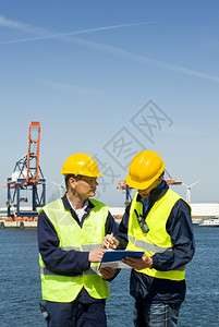 笔记木板讨论水域边缘的程序和计划两艘码头船坞舶团队合作图片