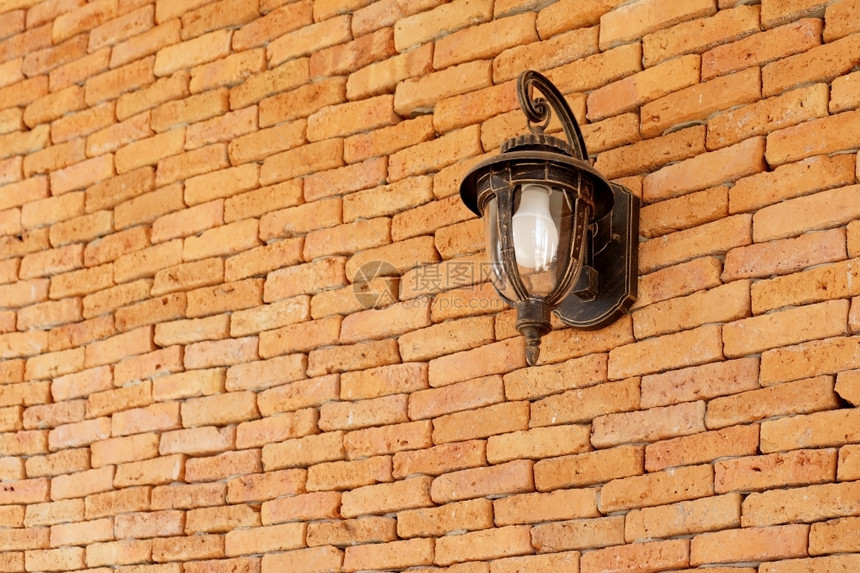 电砖墙上古老的灯丝活力图片