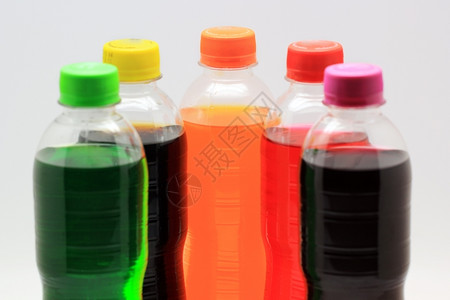 寒冷的零星背景软饮料瓶多彩色果汁玻璃背景图片