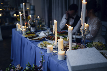 内部的桌子房间在节庆上烧蜡烛用庆祝餐桌图片