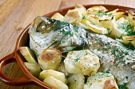 Psaristofournobaked鱼塞浦路斯美食物味的普萨里图片