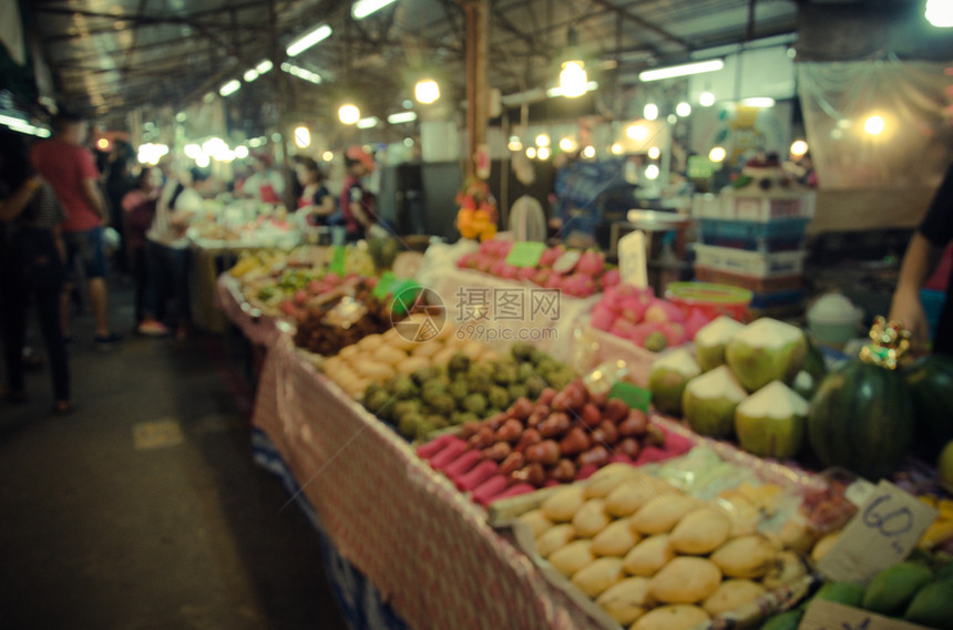 步行女士零售市场货架上的模糊水果店背景风情调味图片
