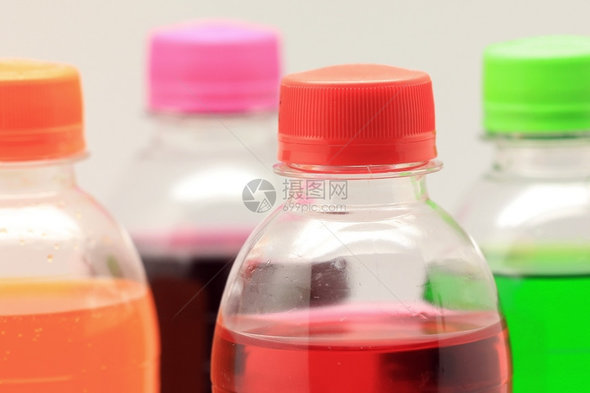彩色软饮料瓶的关闭果汁绿色渴图片