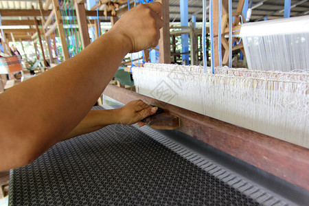 蚕丰富多彩的编织丝生产工艺多彩的原始丝线质地背景图片