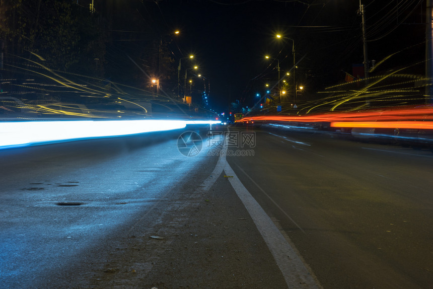 运输夜间城市的灯光足迹长距离夜晚模糊图片