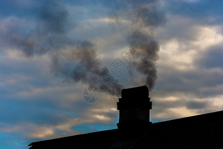 黑色的白两架黑烟喷射机从云层的烟囱中抽出生态背景图片