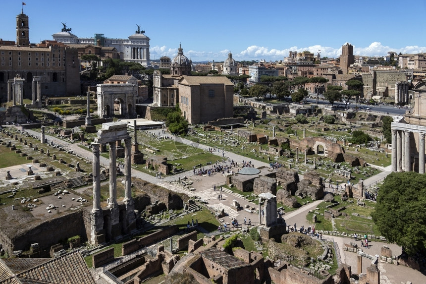 游客高的意大利罗马市广场的高层景观罗马广场意大利历史图片