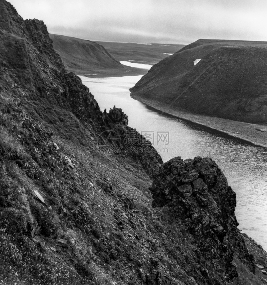 黑白色的峡谷场景图片