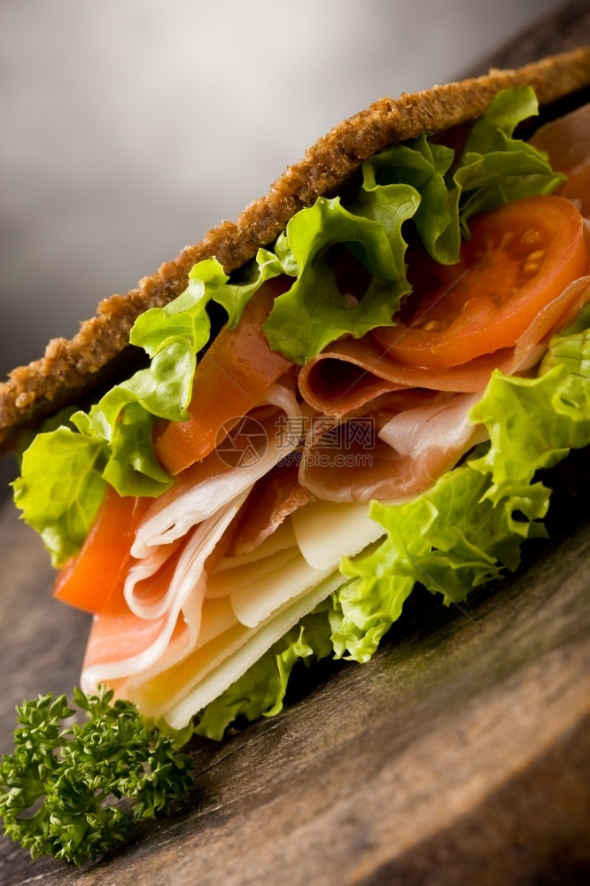 照片美味三明治和熏培根木制桌上奶酪食物健康面包图片