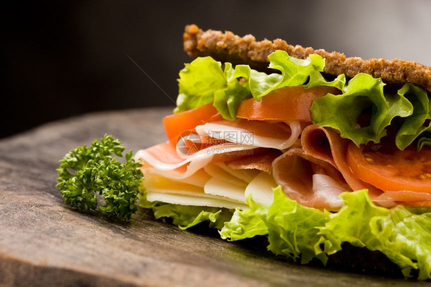 熏肉照片美味三明治和熏培根木制桌上奶酪零食英斯拉塔图片
