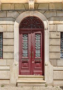 老的屋松树葡萄牙住宅中的旧红木门背景图片