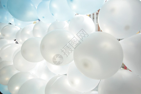 周年纪念日氧蓝色和白的气球装饰了庆祝的地方典图片