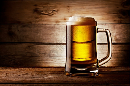 黄木香花棕色的喝黄装满啤酒杯木板底壁上充满泡沫设计图片