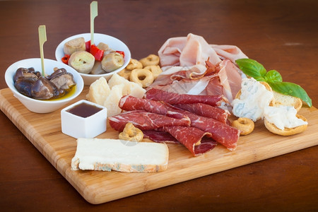 意大利语早午餐美食切碎板上新鲜意大利菜的味道之多图片