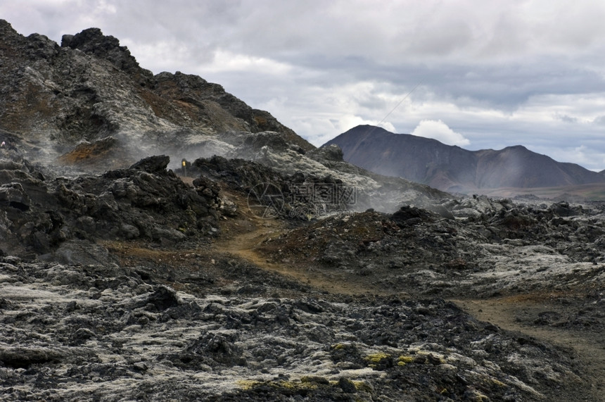 包围积极的蒸汽喀拉夫系统中活跃的火山裂缝周围环绕着1984年喷发的热岩浆图片