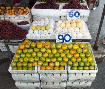 泰国Bangkok水果市场配芒和苹绿色红的黄背景图片