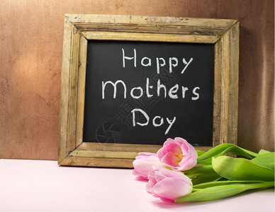 美丽的盛开的郁金香和母亲节背景图片