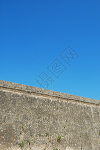堵塞废墟具有天空背景的古老石墙结构外部的背景图片