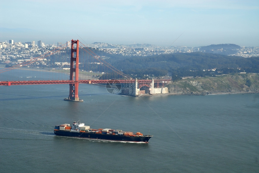 在加利福尼亚旧金山门大桥下通过集装箱船的纽约州旧金山海岸太平洋线图片