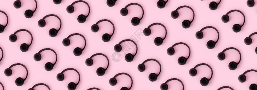 粉色的电缆蓝牙红背景音乐和声概念全景图像的耳机模式图片