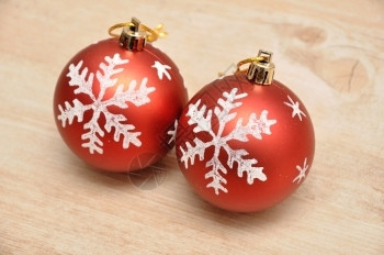 球红圣诞面包团银星在木头上被隔绝假期喜庆的背景图片