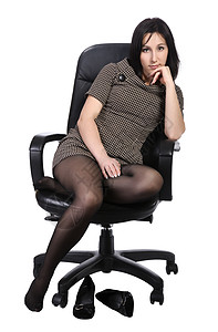 坐着赤脚疲劳的身棕色衣服女孩坐在办公椅上白色背景下与世隔绝图片