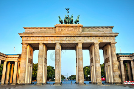 解析器目的地老勃兰登堡门白日出时在德国柏林图片