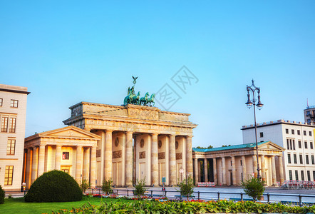 勃兰登堡门白日出时在德国柏林托早晨纪念碑图片